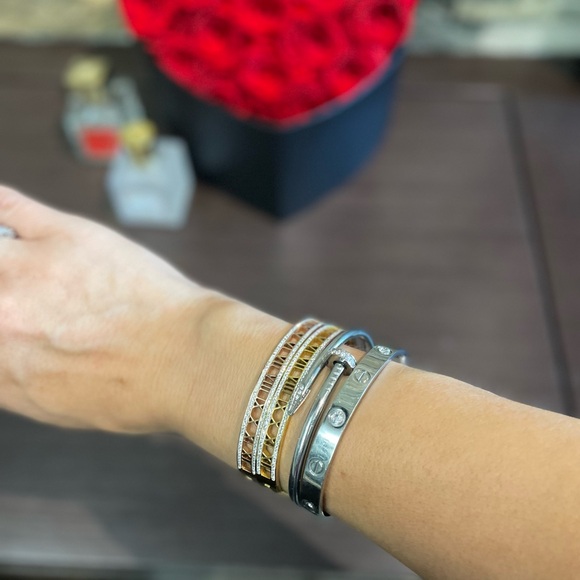 Gorgeous Roman numeral bangle bracelet in Yellow gold plated - Picture 6 of 6